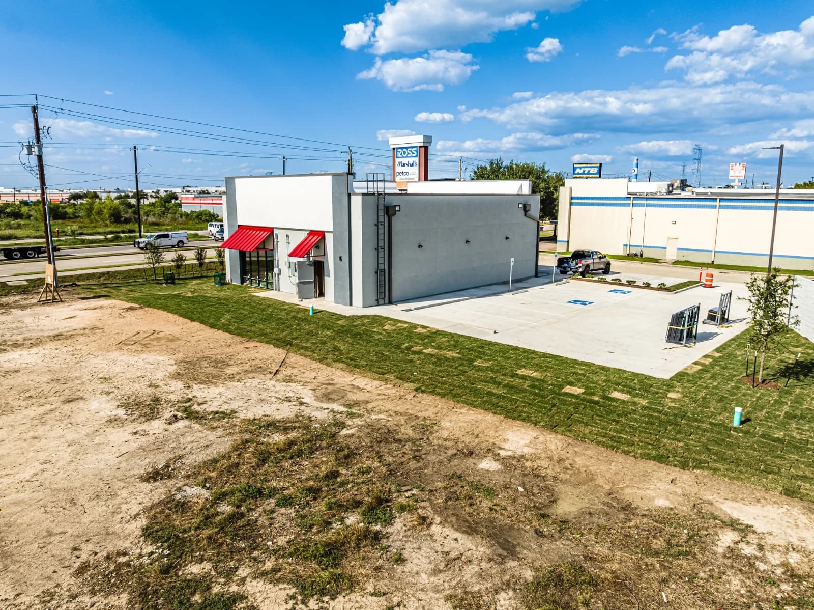 Verizon Kemah shell under construction before storefront installation